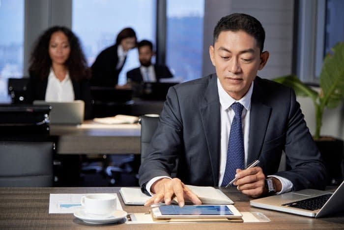 Quản lý cấp trung là bộ phận bao gồm các nhà lãnh đạo trung gian