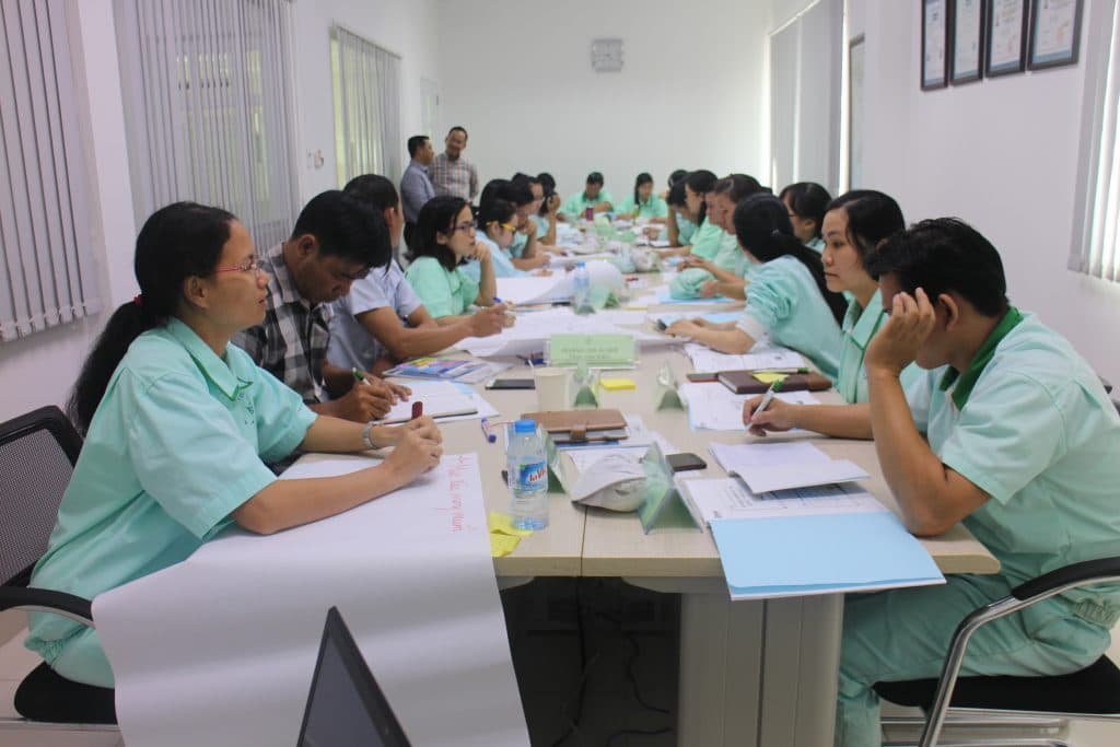 Học viên tập trung thảo luận về các chủ đề giảng viên đưa ra