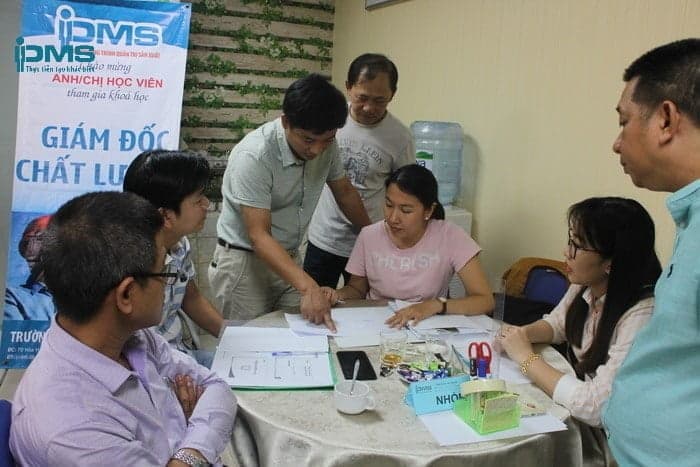 Học viên đang trao đổi, bàn luận về các chủ đề khóa học QMR