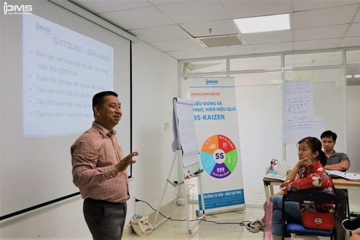 Chuyên gia Trương Minh Cảnh đang trình bày nội dung khóa học 5S-Kaizen