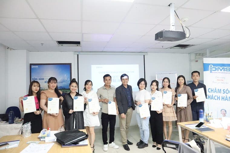 Học viên nhận chứng chỉ lớp chăm sóc khách hàng