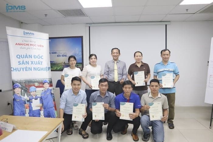 Học viên vui vẻ nhận chứng chỉ sau khi kết thúc khóa học tốt đẹp