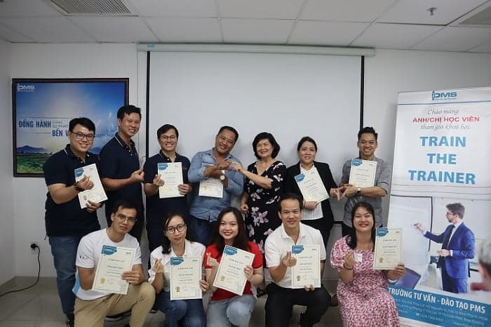 học viên nhận chứng chỉ sau khi kết thúc khóa học train the trainer