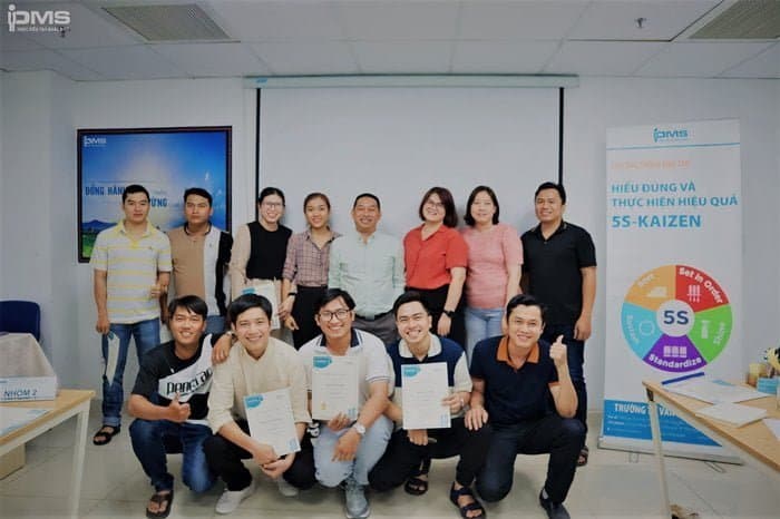 Học viên vui vẻ nhận chứng chỉ sau khi kết thúc khóa học 5S Kaizen