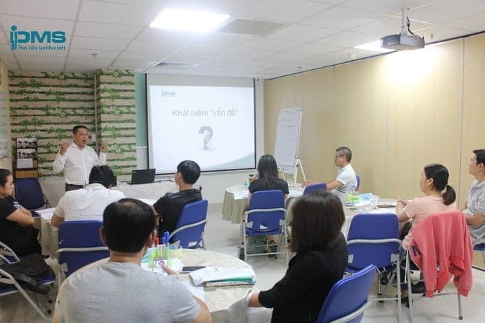 Giảng viên đang trình bày sôi nổi về nội dung khóa học QMR