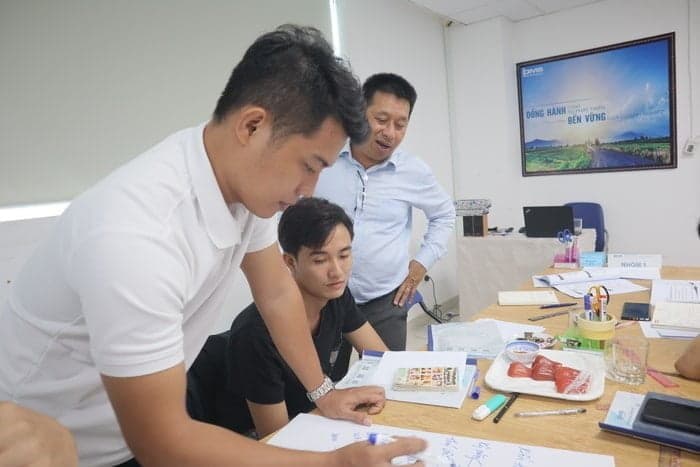 Học viên tích cực trao đổi trực tiếp với Giảng viên để tìm giải pháp