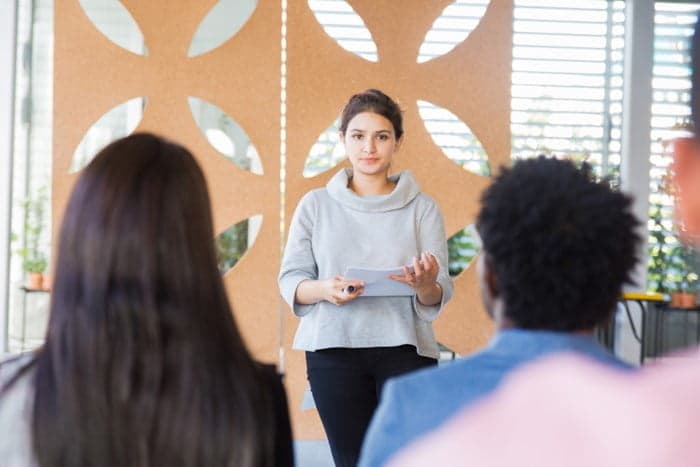 Tập trung lắng nghe khi người khác đang trình bày