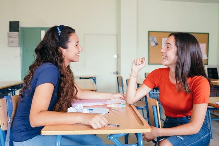 Lắng nghe là việc tập trung và chú ý để hiểu những gì người khác đang nói