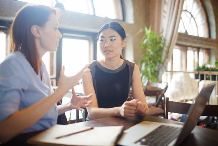 Tuyệt đối không ngắt lời khi người khác đang nói