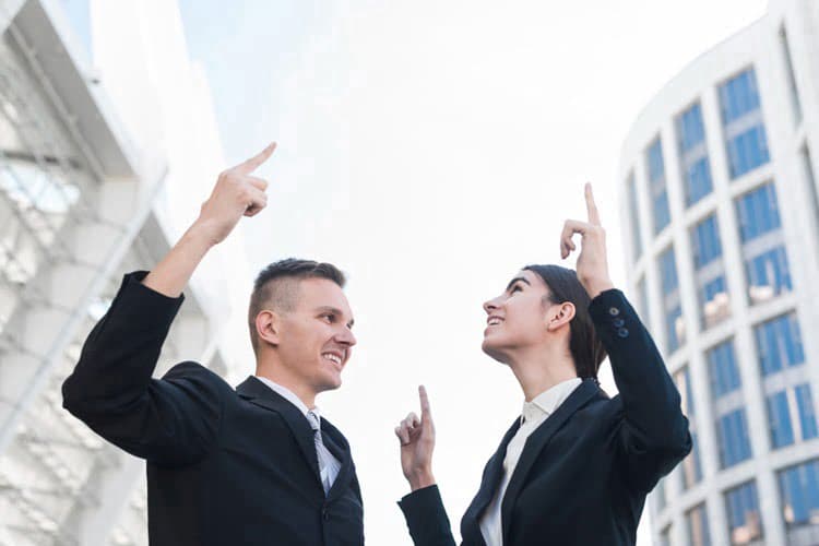 lãnh đạo giao dịch vs lãnh đạo chuyển đổi