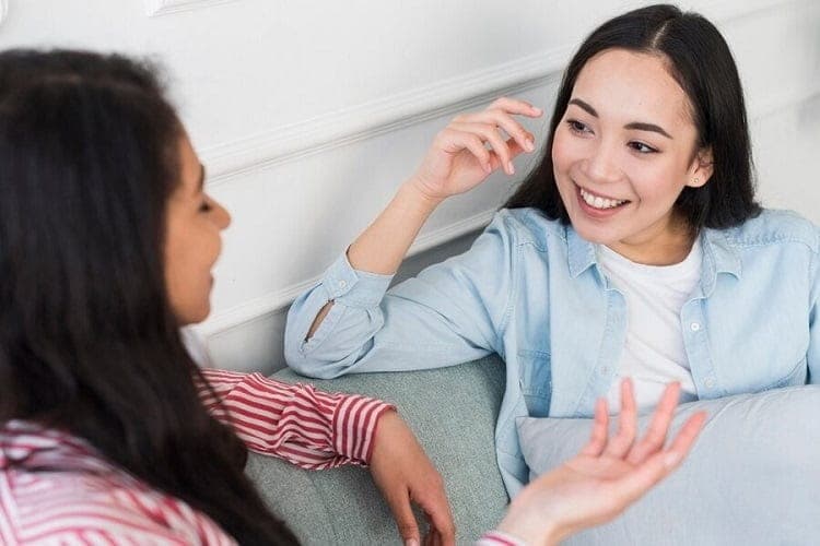 kỹ năng giao tiếp quy tắc 3s giữa hai người bạn nữ