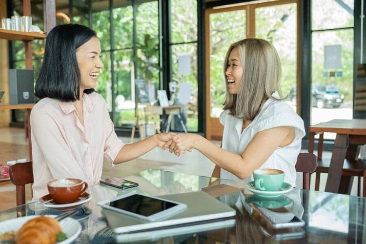 cởi mở hơn với mọi người