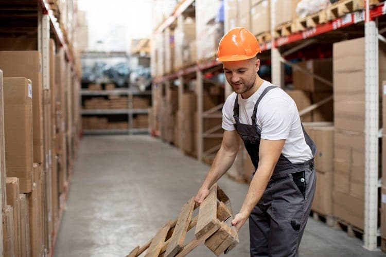 Người thủ kho đang sắp xếp vật tư