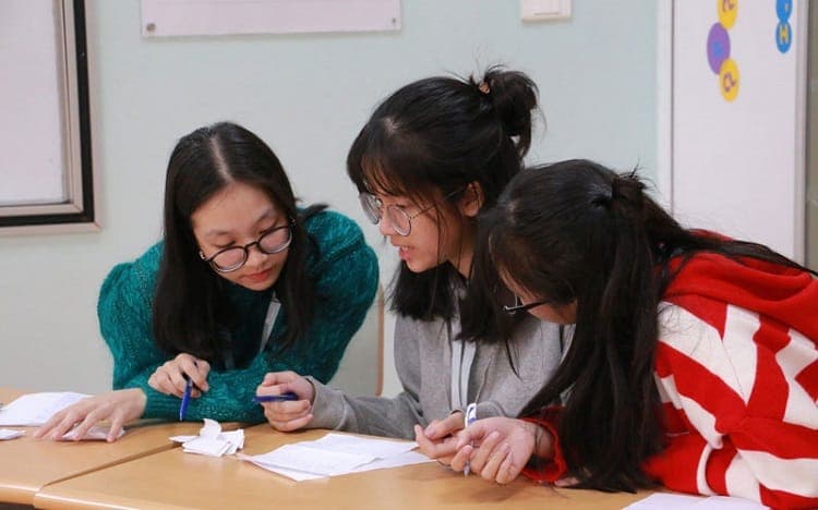 3 em học sinh đưa ra luận điểm và dẫn chứng để bảo vệ quan điểm