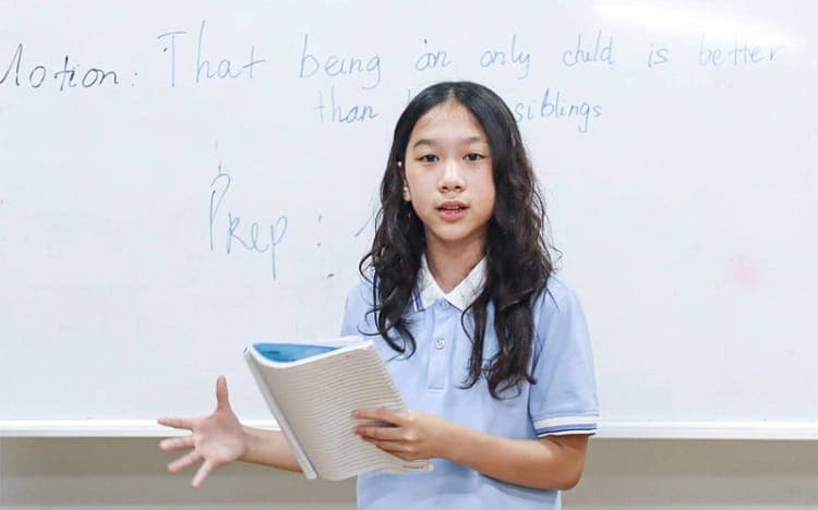 Nữ học sinh tự tin khi đưa ra ý kiến của mình