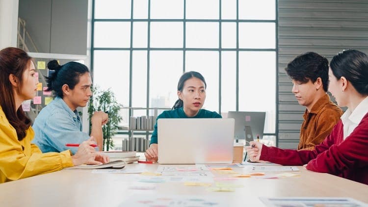 Học hỏi từ những người có kỹ năng làm việc nhóm tốt