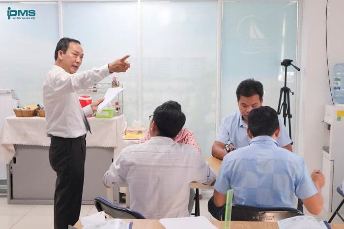 Giảng viên đang trình bày với Học Viên về khóa học QC