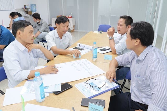 Học viên hào hứng trao đổi các chủ đề trong khóa học TPM