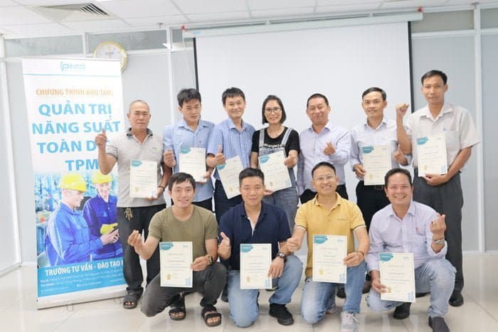 Niềm vui Học Viên khi nhận chứng chỉ sau khi kết thúc khóa học TPM