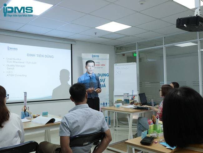 Giảng viên tại lớp học tuyển dụng nhân sự hiệu quả