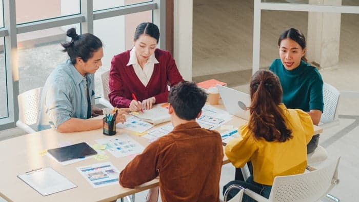 Làm việc nhóm với 5 thành viên