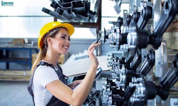nhà quản lý đang thực hiện điều độ sản xuất trong doanh nghiệp