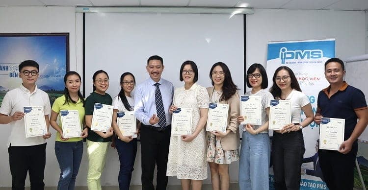 học viên nhận chứng chỉ sau khi kết thúc khóa học kỹ năng đàm phán