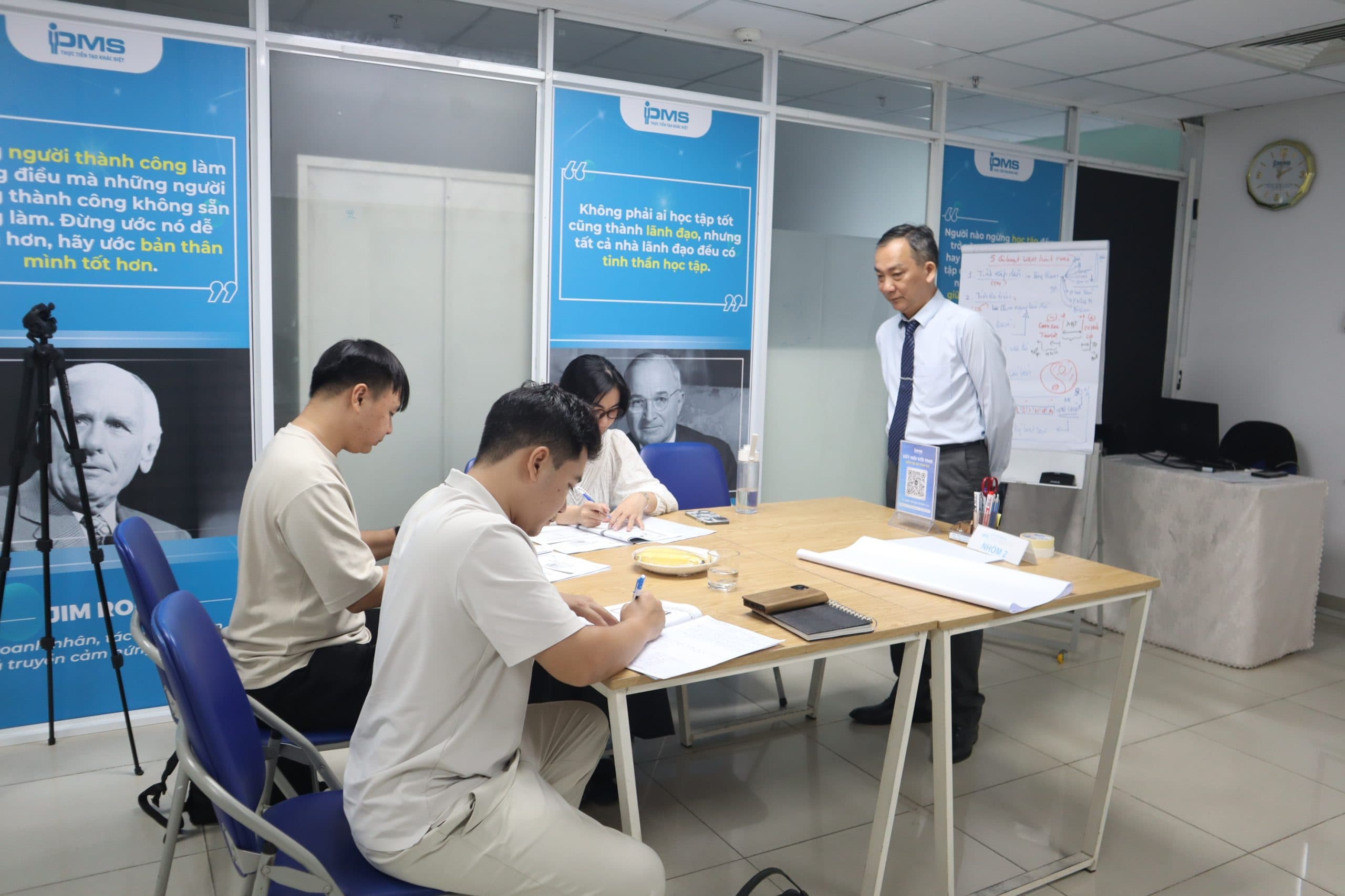 lớp ứng dụng AI nâng cao hiệu suất công việc