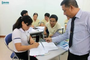 Giảng viên Trương Minh cảnh khóa học ứng dụng 7 công cụ thống kê