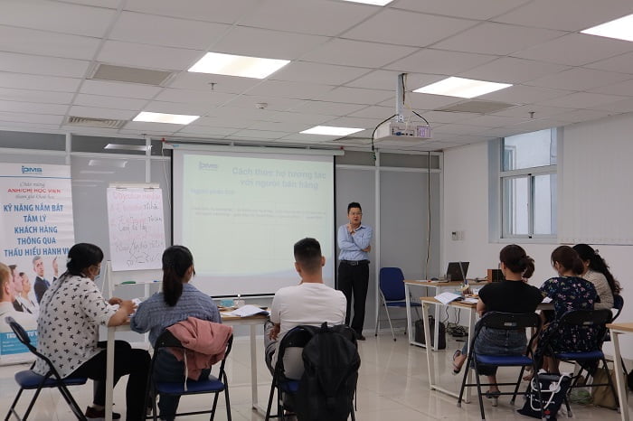 Học viên đang lắng nghe các kiến thức mà Giảng Viên chia sẻ