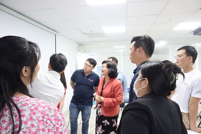 giảng viên và học viên tại khóa học train the trainer
