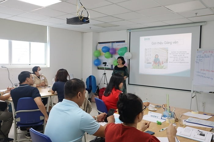 Giảng viên giới thiệu với anh chị học viên