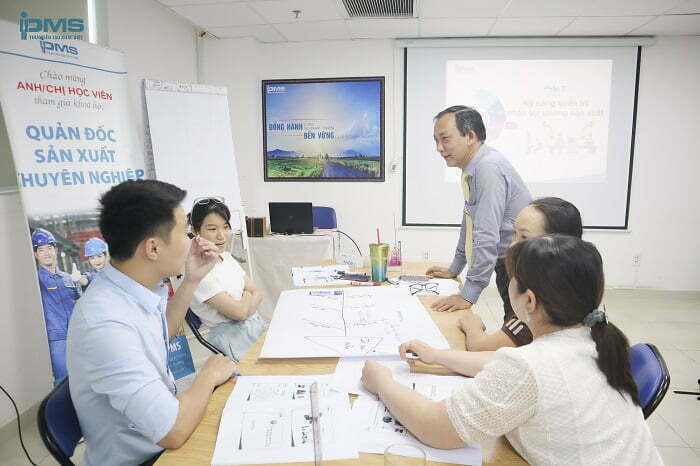 Học viên tích cực trao đổi trực tiếp với Giảng viên về chủ đề trên lớp