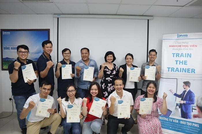 học viên nhận chứng chỉ khóa đào tạo giảng viên