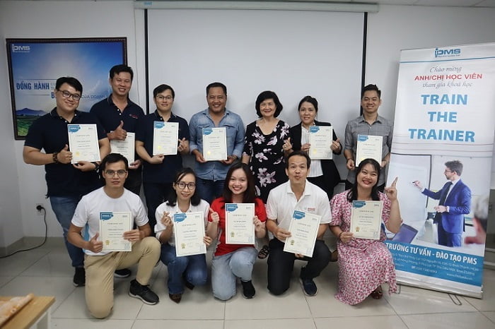 học viên nhận chứng chỉ khóa học train the trainer