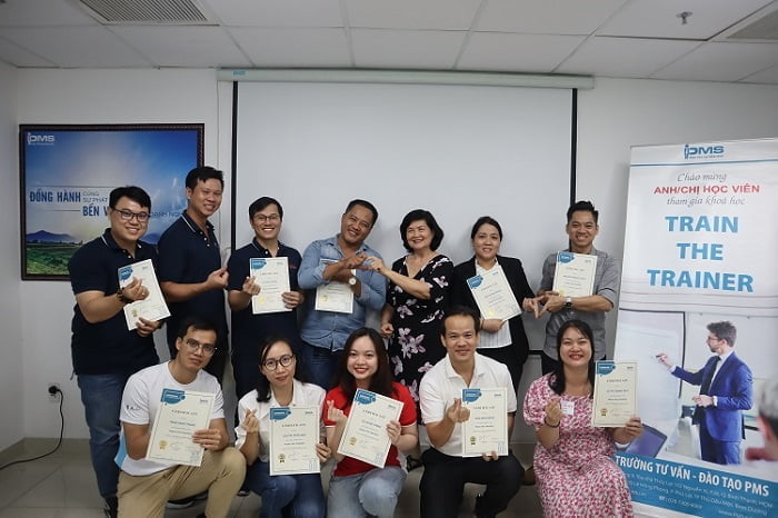 học viên nhận chứng chỉ sau khi kết thúc khóa học train the trainer
