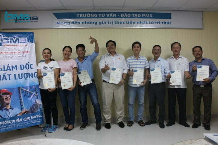Niềm vui học viên sau khi kết thúc khóa học và nhận chứng chỉ