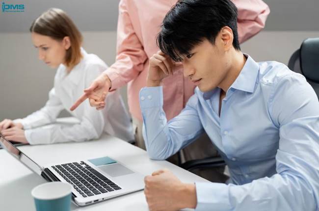 Xung đột là gì? Phương pháp & cách giải quyết mâu thuẫn hiệu quả 14 Phong cách làm việc không phù hợp dẫn đến mâu thuẫn