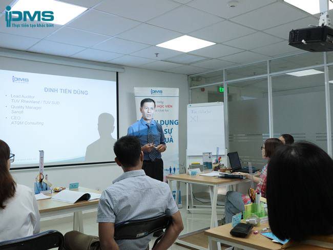 Giảng viên tại lớp học tuyển dụng nhân sự hiệu quả