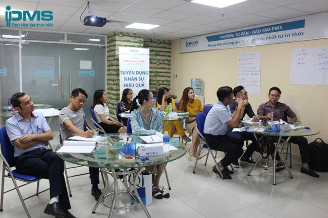 Học viên đang thảo luận trong khóa đào tạo tuyển dụng nhân sự hiệu quả tại PMS