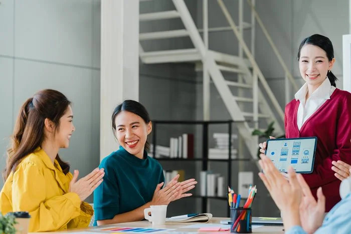 Kỹ năng giao tiếp là gì? Làm sao để sử dụng giao tiếp hiệu quả? 15 Thân thiện cởi mở khi giao tiếp với người khác