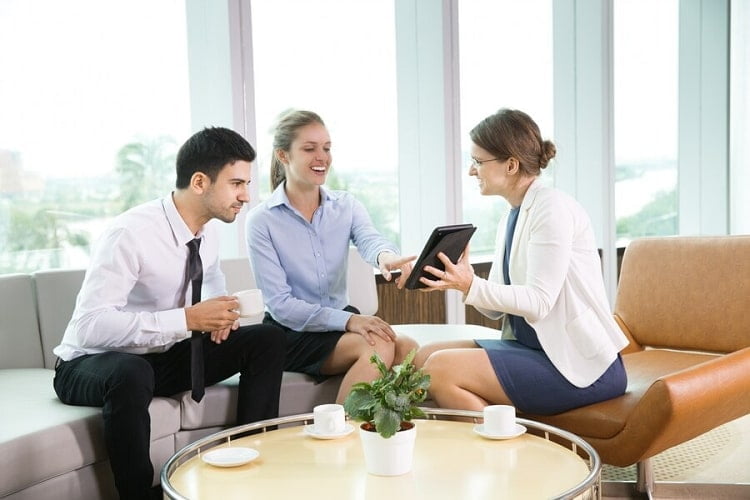 Tổng hợp 15 kỹ năng giao tiếp với khách hàng giúp "lấy lòng" hiệu quả 8 lắng nghe khách hàng