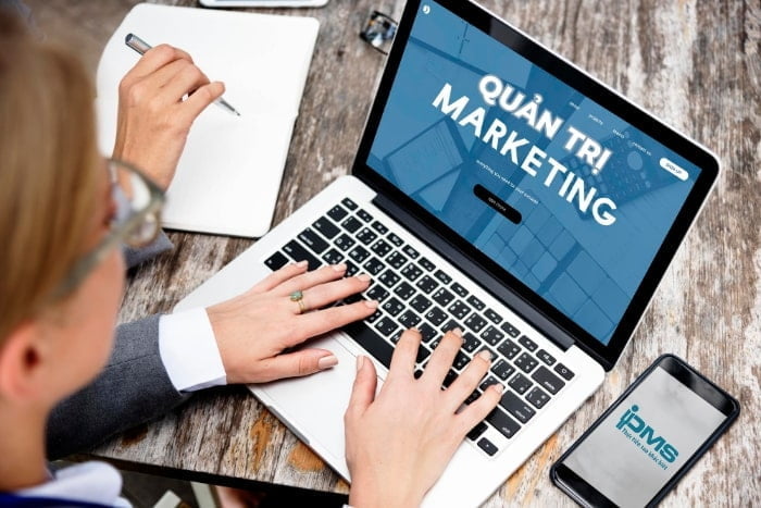 Quản trị Marketing là quá trình phân tích, thực hiện và kiểm soát các chiến lược Marketing