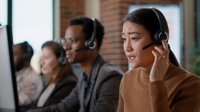 Liên hệ trực tiếp với khách hàng qua qua gọi điện