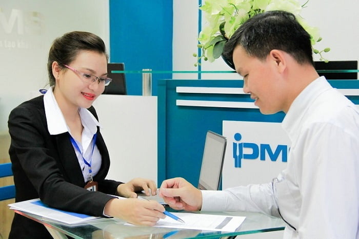 nhân viên tư vấn cho khách hàng tại pms