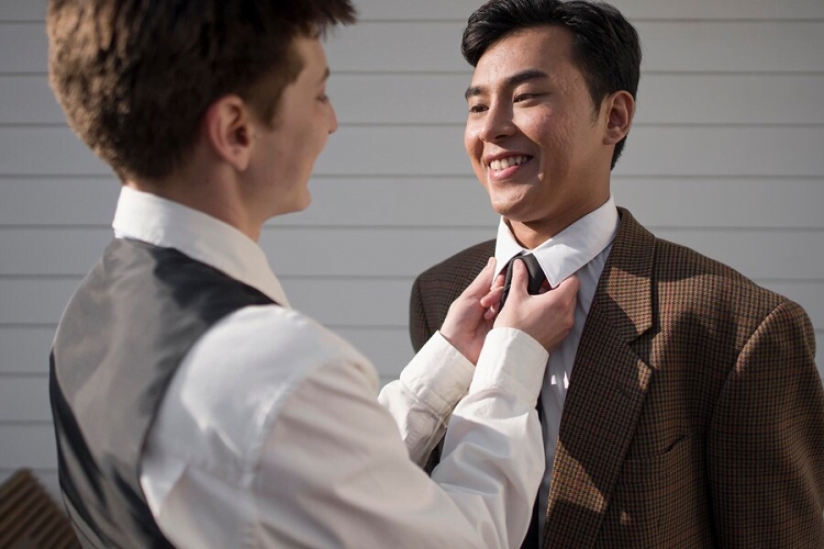 Giao tiếp phi ngôn ngữ là gì? 8 loại phổ biến & ví dụ 17 giao tiếp phi ngôn ngữ bằng ánh mắt