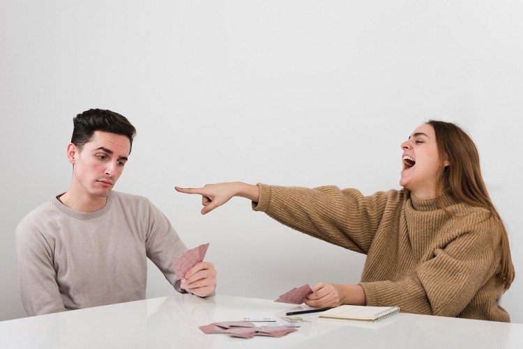 10 thói quen xấu trong giao tiếp ứng xử và cách khắc phục 9 Đùa vô duyên giữa hai người