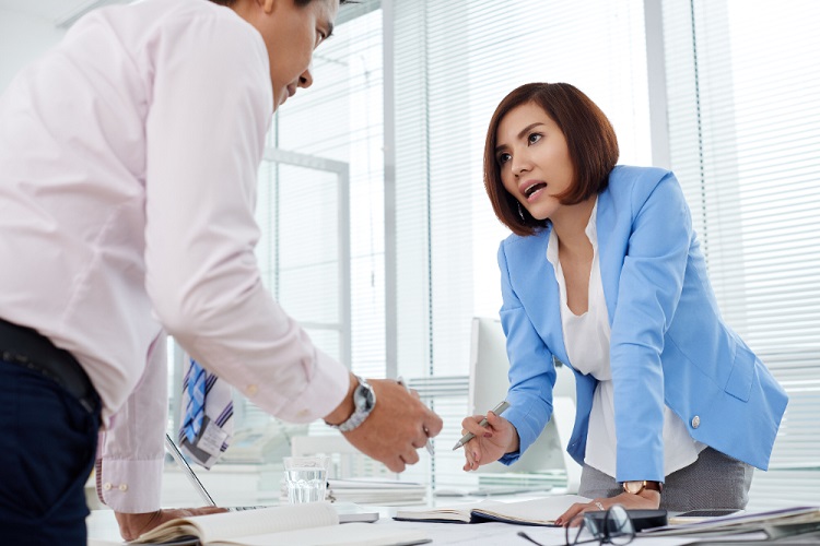 10 thói quen xấu trong giao tiếp ứng xử và cách khắc phục 10 Nhìn đi hướng khác khi nói chuyện