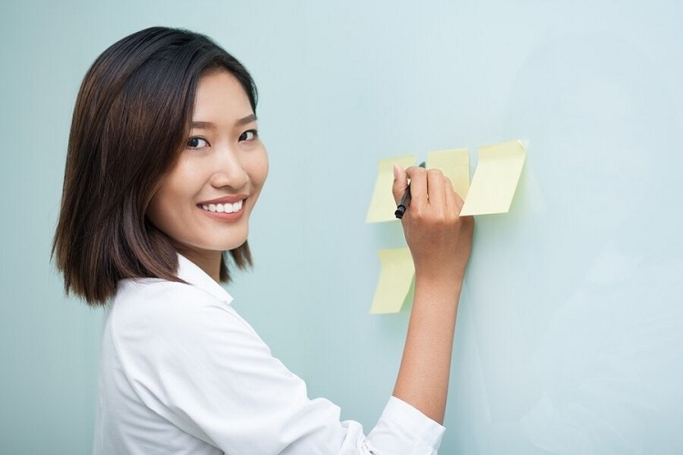 Visual Thinking là gì? 10 cách rèn luyện tư duy hình ảnh (kèm ví dụ) 21 Cô gái sử dụng giấy ghi chú