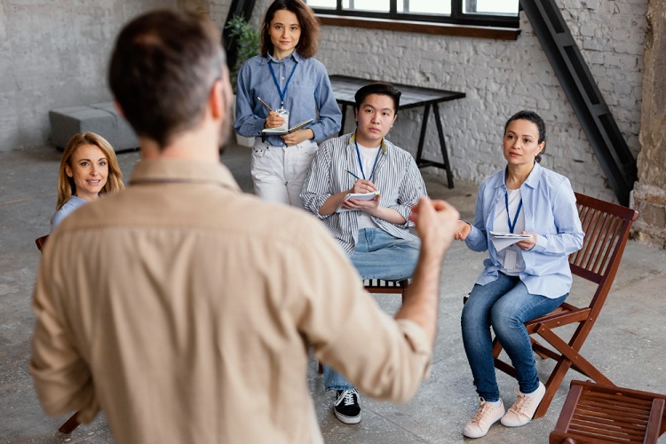 Kỹ năng nói trước đám đông: Tầm quan trọng và cách cải thiện hiệu quả 14 Speaker cần tận dụng lợi thế sân khấu